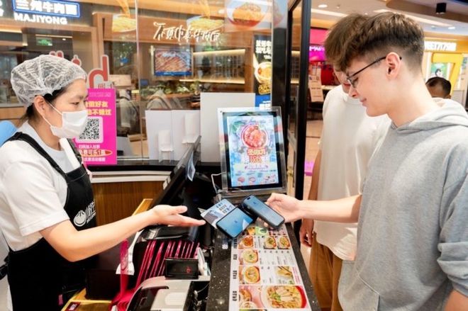 支付宝“碰一下”支付风靡年轻群体，日用品零售场景应用加速